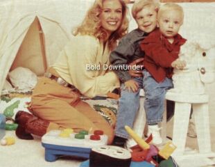 Джулиан (справа) со своей мамой Кэтрин и братом Джереми