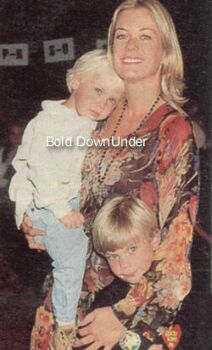 Джулиан (слева) со своей мамой и братом