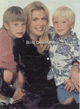 Джулиан (справа) со своей мамой и братом