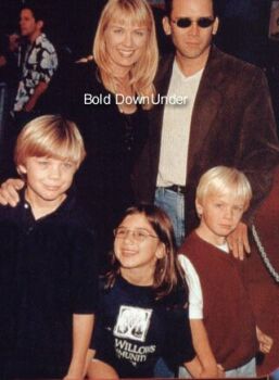 Джулиан (справа) со своей мамой, ее мужем, братом Джереми и младшей сестрой Зоуи