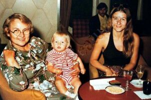 Леонардо с матетью и бабушкой в 2 года