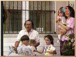 Слева направо: дядя Хорхе (Педро Гонсалез), Нильс, Александра и тетя Тиа (Люси Родригес) с маленькой Клео (Каеллин и Сара Краддик) на руках