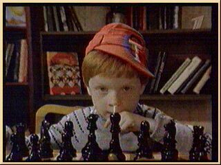 Саша играет сразу за двоих в шахматы