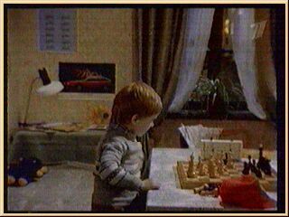 Саша играет сразу за двоих в шахматы
