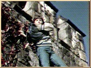 Эрик спускается по веревке со стены