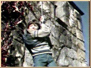 Эрик спускается по веревке со стены