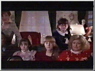 Справа налево. Нижний ряд: Сандра (Диана Кампену), Мэган (Хилари Вольф), Питер Маккалистер (Джон Херд). Верхний ряд: Брук и Кэт Маккалистер (Кэтрин ОХара)