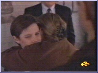 Бена обнимает его настоящая мать