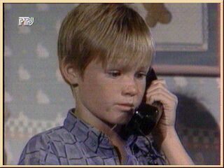 Брендон разговаривает с Джиной по телефону. Она просит его кое-что для нее сделать. (лето 1987)