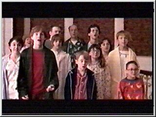 Передний план слева направо: Трейси, Джефф (Майкл Маронна), Кевин (Макалей Калкин), Брук (Анна Слотски), Линни и Фуллер