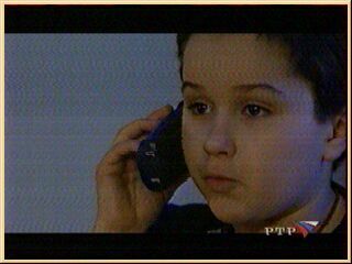 Никита звонит дедушке по просьбе отца и передает ему трубку
