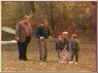 Дэнни (Джон Кенди) со своим другом Патриком, его сыновьями Патриком Младшим (слева, Кирен Калкин), Билли и ???