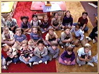 Мико в роли Джозефа среди детей из детского сада (третий слева в нижнем ряду)