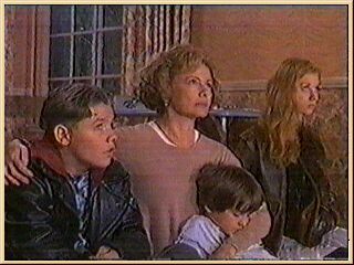 Билли с матерью (Диана Вест), братом (Джейсон Джеймс Ричтер) и сестрой (Фэй Мастерсон)