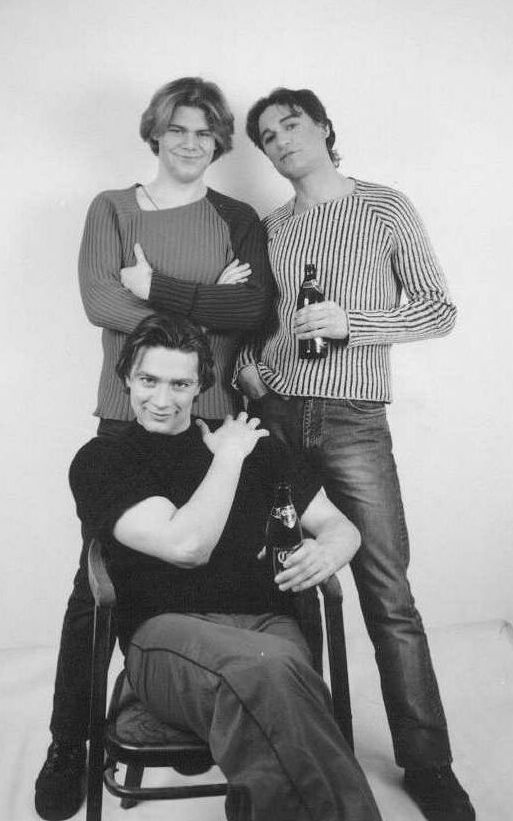 Кирилл Серский (слева, стоит) со своими коллегами Виктором Федоровым и Дмитрием Новиковым в театре *Сфера* 