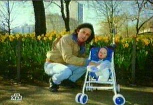 Макалей в коляске и его отец