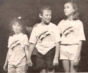 Канадская девочка и двое советских ребят во время спектакля в 1989
